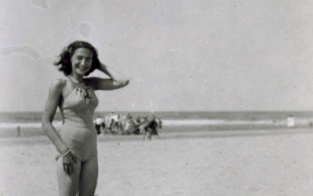 ZANDVOORT. Margot (l.) en Anne Frank, augustus 1940,  op het strand van Zandvoort. Deze foto plakte Anne later in haar dagboek. beeld Getty Images/Anne Frank Fonds Bazel