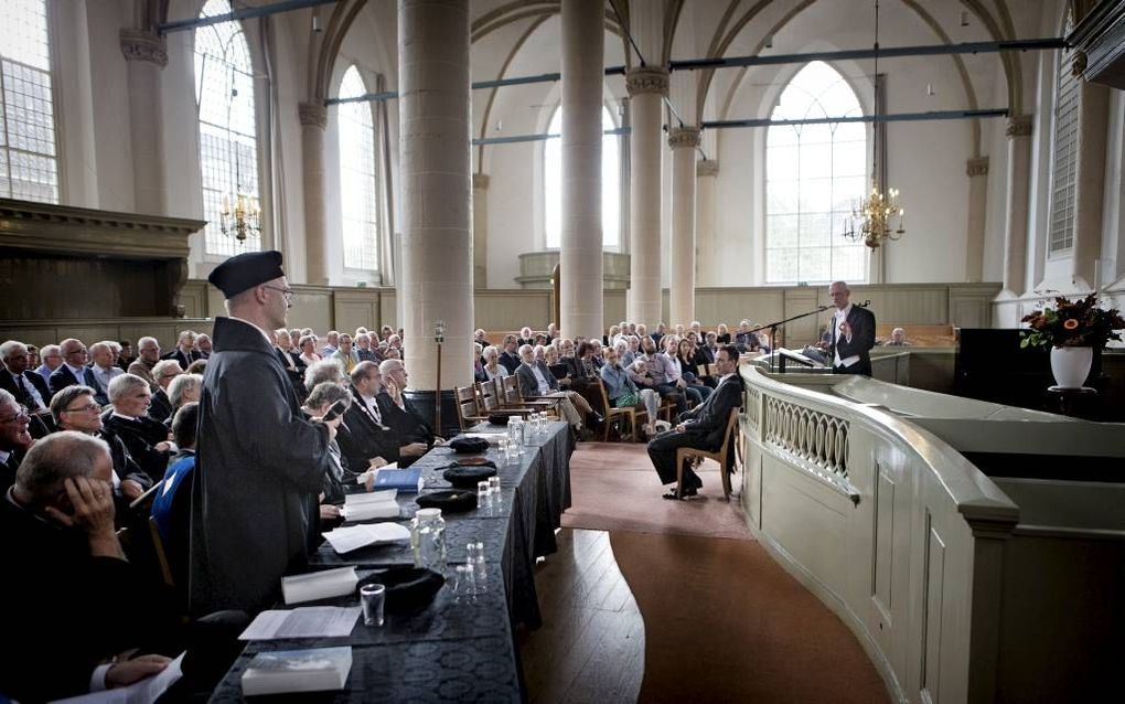 Dr. Ab van Langevelde (r.) verdedigde woensdag in een goed gevulde Broederkerk zijn proefschrift over de Kamper hoogleraar C. Veenhof.  beeld RD, Henk Visscher