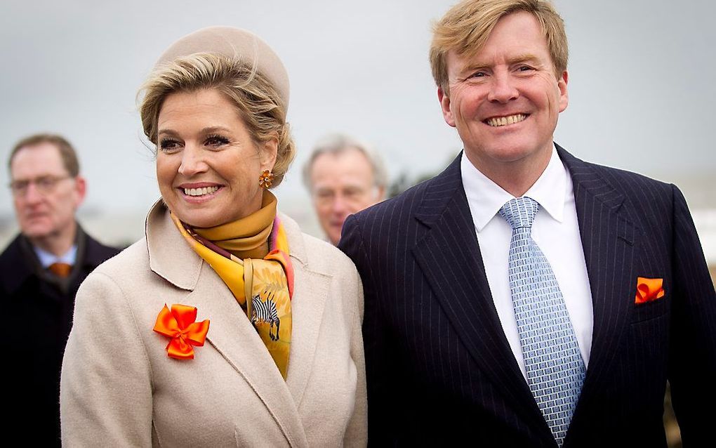 Koning Willem-Alexander en koningin Máxima in 2013 op het strand van Scheveningen. beeld ANP