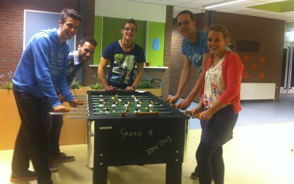 Het team vrijwilligers dat clubavonden organiseert voor jongens uit het asielzoekerscentrum in Amersfoort. V. l. n. r. Marien Dekker, Wilfred Beukens, Henrik , David Hoeksema en Pauline van Helden.  beeld RD