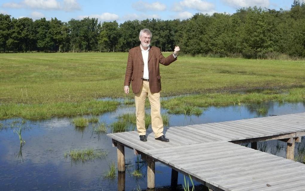 Voorzitter Jan van de Velde van de Bekenstichting, hier bij de natte natuur van het Wisselse Veen, maakt zich hard voor behoud van de Veluwse beken en sprengen. beeld RD