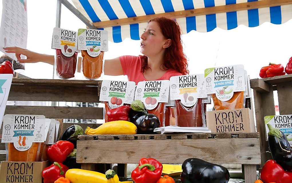 Een smoothiekraam tijdens het evenement Damn Food Waste op Plein 1940 in Rotterdam. Tijdens dit evenement konden mensen gratis lunchen. De organisatie wil zo voedselverspilling onder de aandacht brengen.  beeld ANP