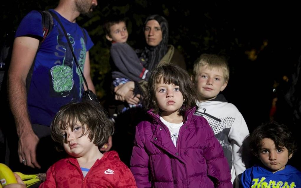 Achmed en Seina met vijf van hun zes kinderen. Ze zijn Syrië ontvlucht. Op een late avond komen ze nat en vermoeid aan op het Griekse eiland Lesbos. beeld Jaco Klamer