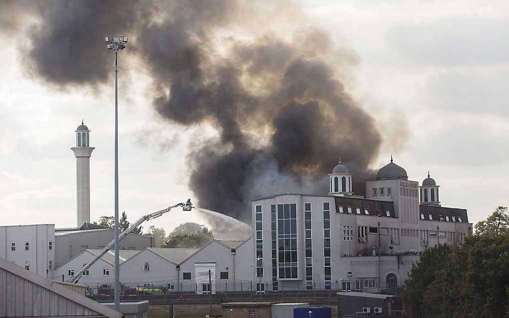 In de Bait-ul-Futuh-moskee in het zuiden van Londen is zaterdag een grote brand uitgebroken. beeld AFP