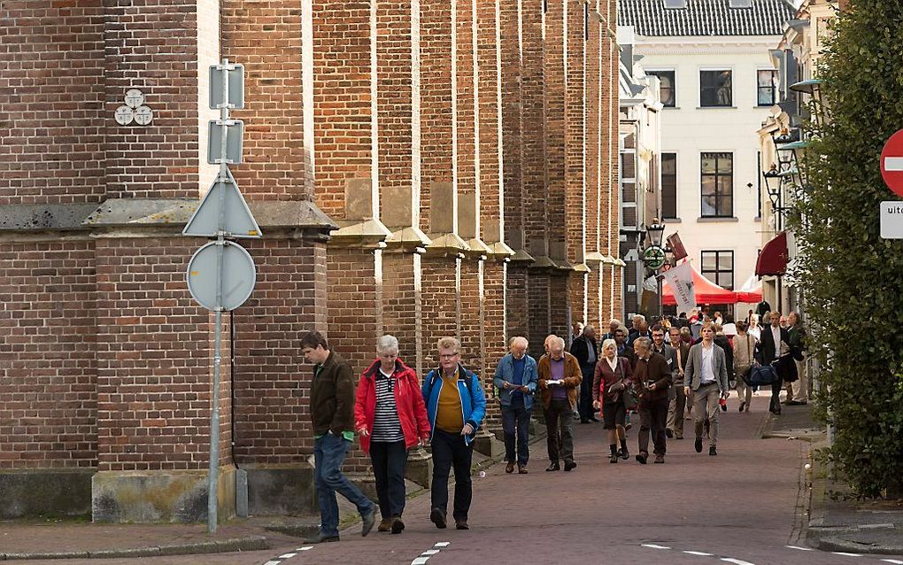 Wandelen van de Broederkerk naar het universiteitsgebouw aan de Broederweg. beeld André Dorst