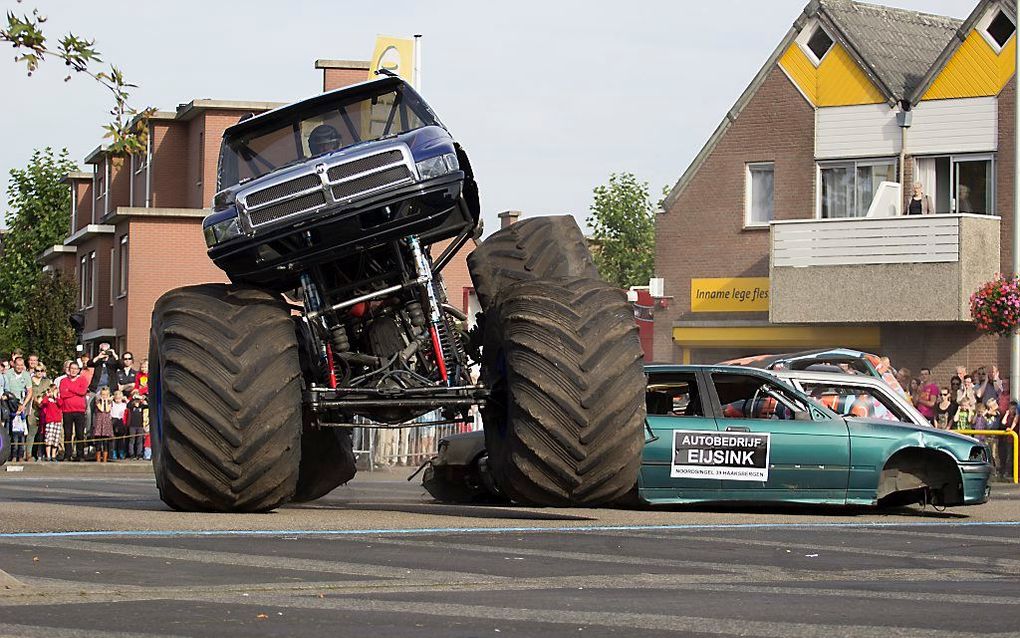 Een jaar geleden boorde in Haaksbergen een monstertruck zich in het publiek. Beeld ANP