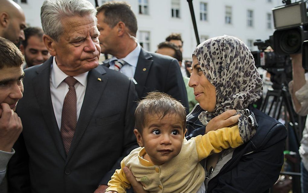 Gauck in gesprek met Syrische vluchtelingen. Beeld AFP