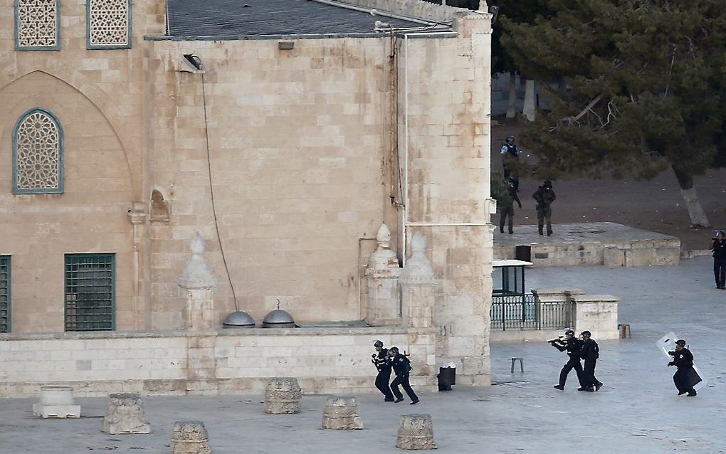 Israëlische veiligheidstroepen in actie bij de al-Aqsamoskee in Jeruzalem. beeld AFP