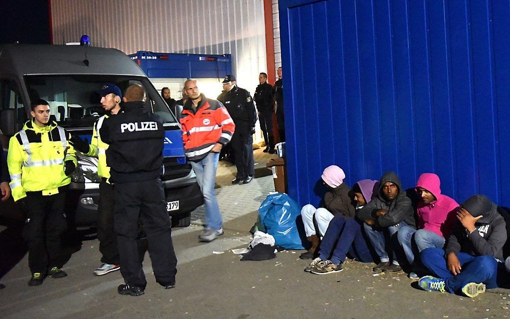 De politie bij een asielzoekerscentrum in Cassel, Duitsland, na een vechtpartij. Beeld AFP