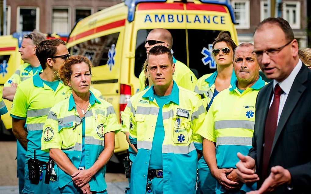 Ambulancemedewerkers voerden in augustus in Amsterdam actie voor een betere aanpak tegen agressie. beeld ANP