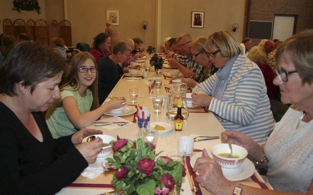 Al zo’n 250 Leerdammers hebben gegeten in de hervormde Pauluskerk. Het initiatief moet eenzaamheid tegengaan. beeld André Bijl