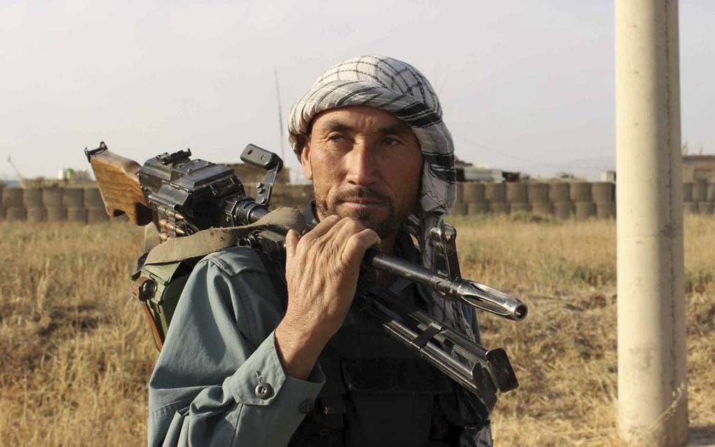 Een Afghaanse strijder, gisteren nabij de Afghaanse stad Kunduz. Het Afghaanse leger lanceerde dinsdag een offensief om Kunduz weer uit handen van de taliban te bevrijden. beeld AFP