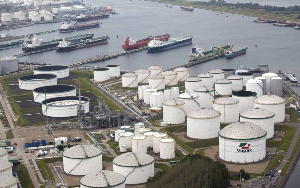 Tankschepen en opslagtanks in de Rotterdamse haven. beeld ANP