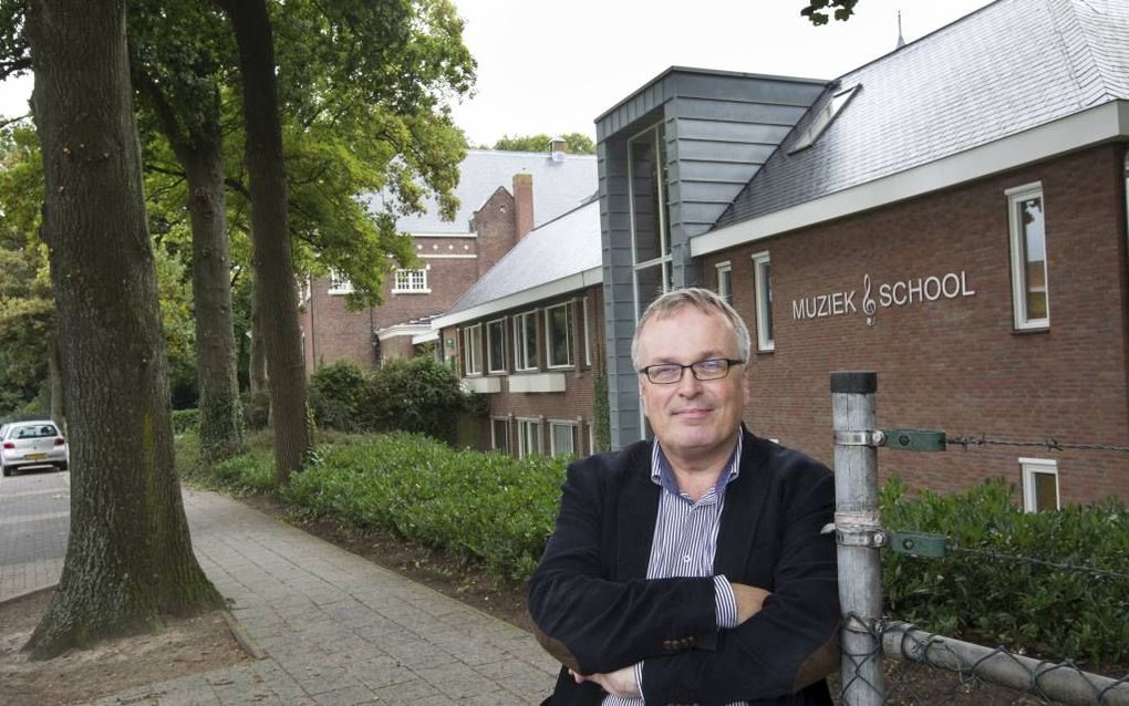 Dick Sanderman bij de muziekschool in Rijssen. Beeld RD, Anton Dommerholt