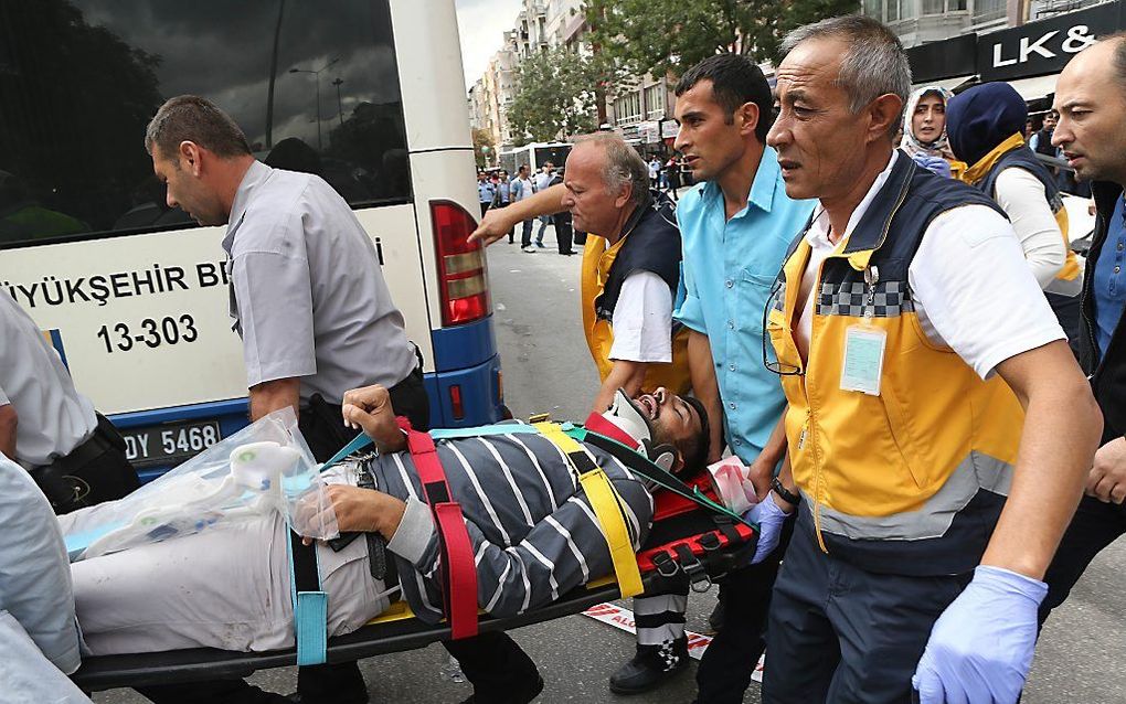 Turkse media meldden dat de bus zich donderdag in een bushalte boorde waar mensen stonden te wachten. Acht mensen raakten gewond. beeld AFP