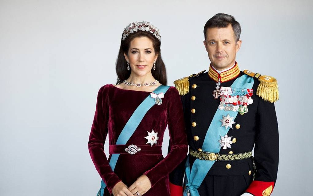 Het Deens hof gaf vorige week een nieuw staatsieportret vrij van kroonprins Frederik en zijn vrouw, kroonprinses Mary. beeld Kongehuset.dk/Steen Evald