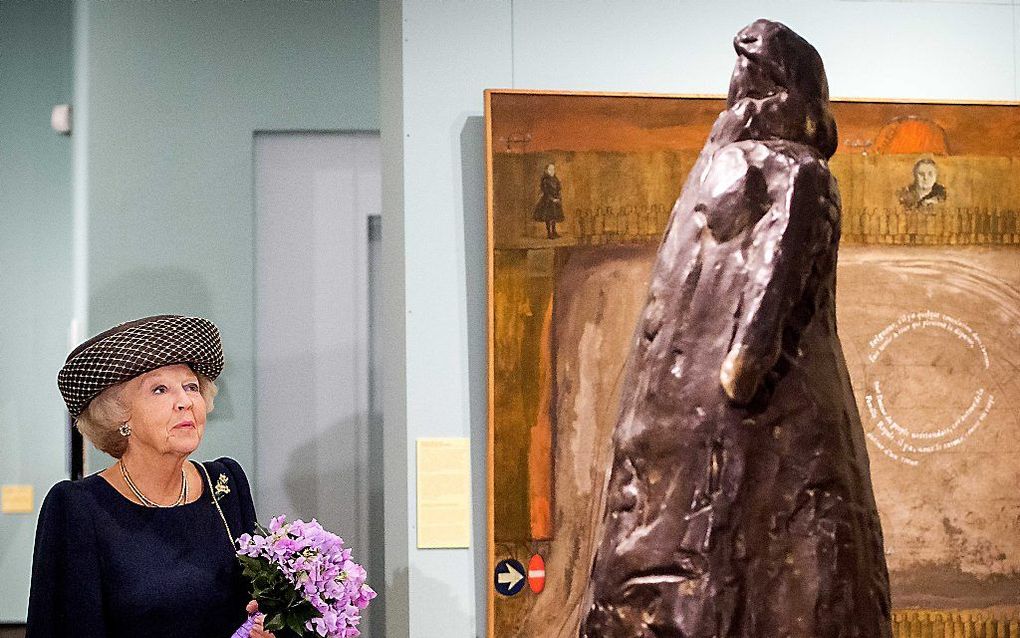 Prinses Beatrix bekijkt het standbeeld van haar grootmoeder koningin Wilhelmina, tijdens de opening van de tentoonstelling Held op Sokkel in het Haags Historisch Museum. beeld ANP