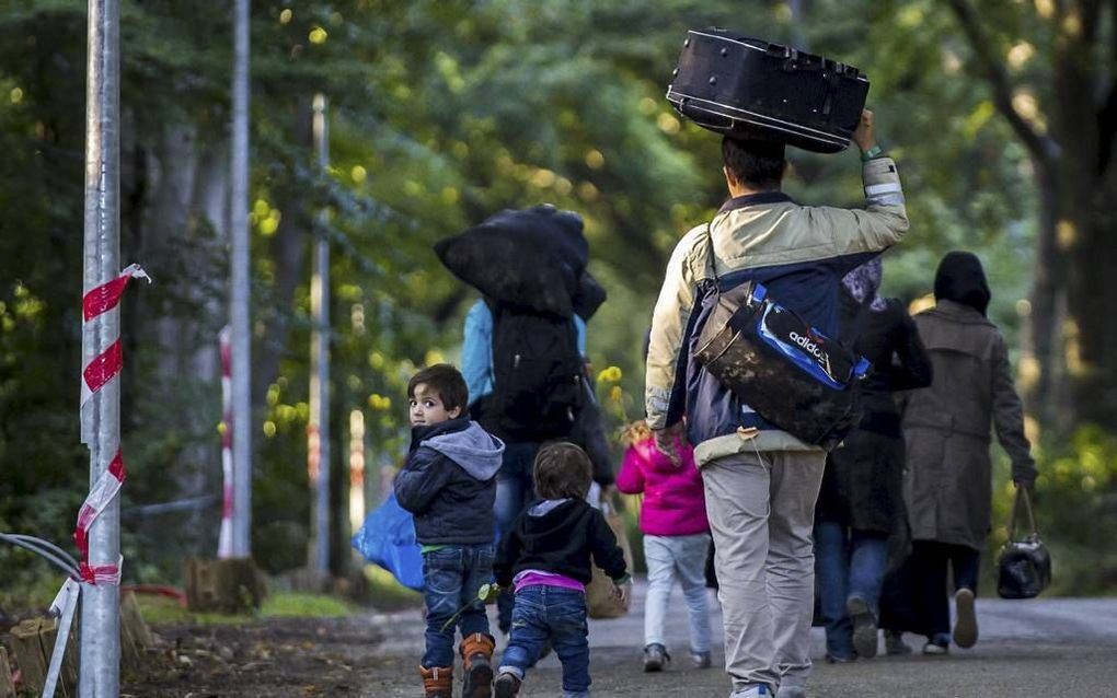 De eerste asielzoekers hebben gisteren hun intrek genomen in tenten op Heumensoord bij Nijmegen. beeld ANP