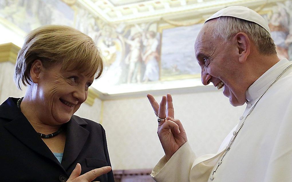 De Duitse bondskanselier Angela Merkel en paus Franciscus. beeld EPA