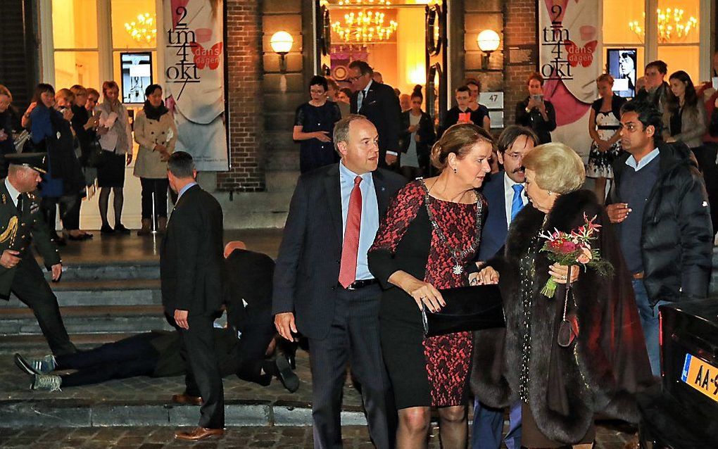 Bij het verlaten van het Theater aan het Vrijthof in Maastricht viel vlak achter prinses Beatrix een man op de grond. beeld ANP