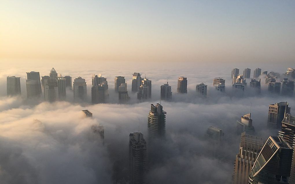 De skyline van Dubai was maandag met een mistsluier omgeven. Dat verschijnsel doet zich gemiddeld maar twee keer per jaar voor. beeld AFP