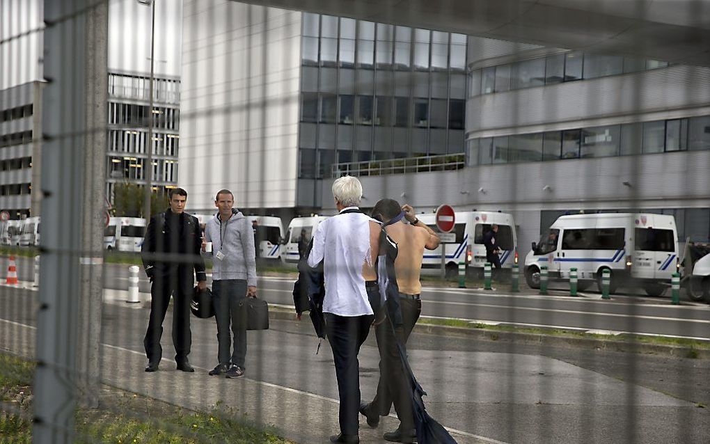 Directieleden van Air France Orly Pierre Plissonnier (L) en Xavier Broseta hebben zich in veiligheid gebracht door over een hek te klimmen. beeld AFP