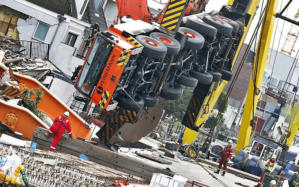 Het bergen van de omgevallen hijskranen in Alphen wordt maandag voortgezet. beeld ANP