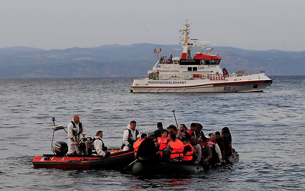 Grenswachten van Frontex onderscheppen vluchtelingen voor de Griekse kust. Beeld EPA