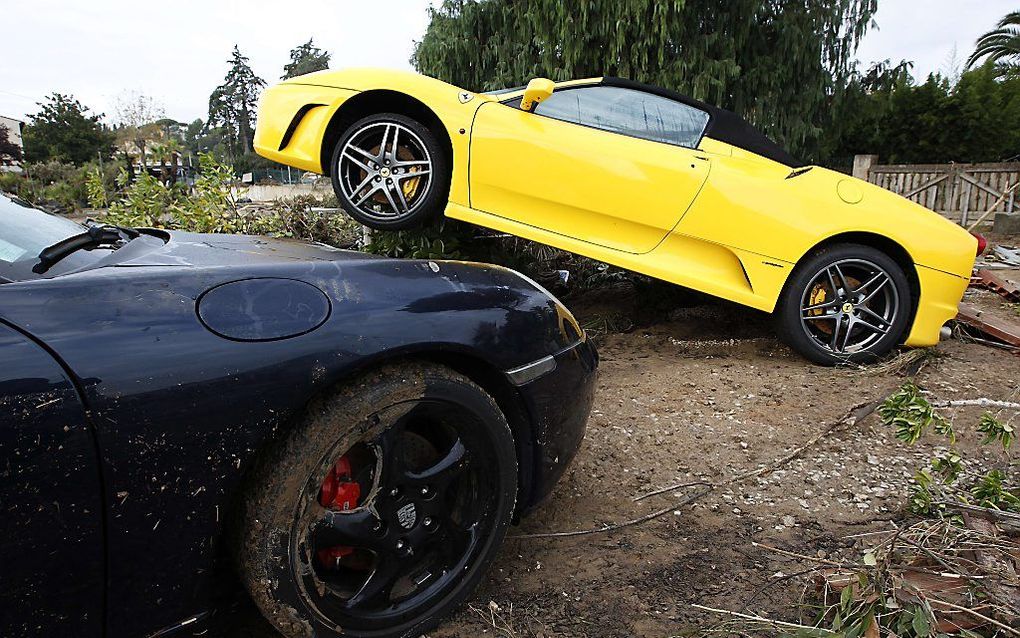 De Côte d’Azur werd zaterdagavond getroffen door zware regenval, vooral in het gebied rond Cannes. Daardoor ontstonden overstromingen, waarbij de wegen veranderden in kolkende modderstromen en auto’s werden meegesleurd. beeld AFP