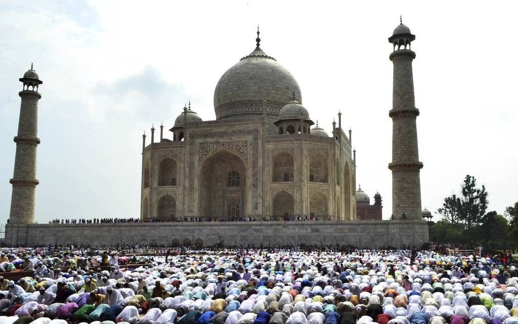 Moslims bidden voor de Taj Mahal in de Indiase stad Agra. beeld AFP