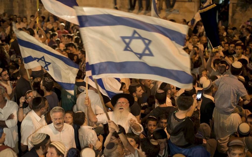 Israëlische betogers protesteerden gisteren buiten het verblijf van premier Benjamin Netanyahu voor hardere acties tegen Palestijnse terroristen. Bij een aanslag in Jerzualem kwamen zaterdag twee mensen om. beeld EPA