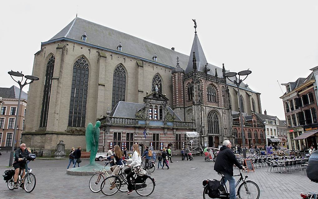 Hoe beoordelen christenen de rol van de kerk nu het aantal koopzondagen toeneemt? Foto: de binnenstad van Zwolle, met de Grote of St.-Michaëlskerk. Beeld RD, Anton Dommerholt