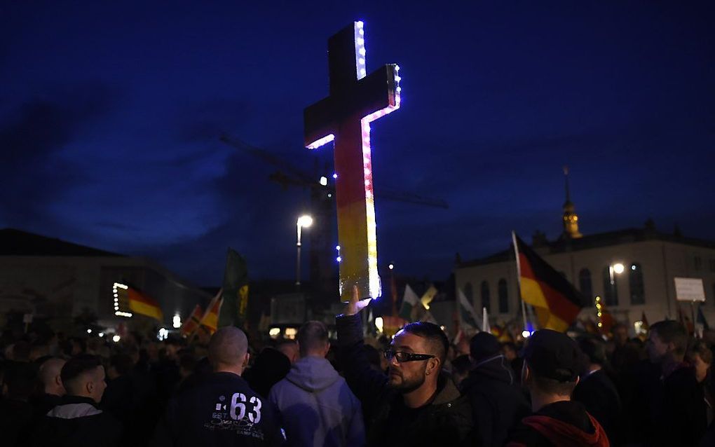 Mars van Pegida in Dresden, maandag 5 oktober. beeld AFP