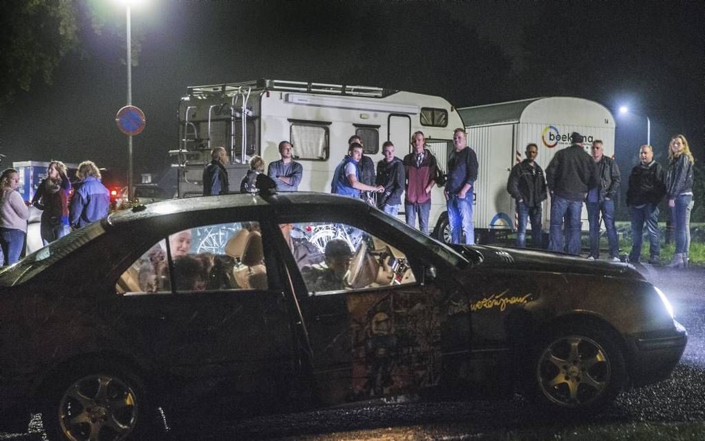 Een taxi met asielzoekers uit het vakantiepark in Oranje probeerde dinsdagavond een blokkade van bewoners te passeren. Beeld ANP