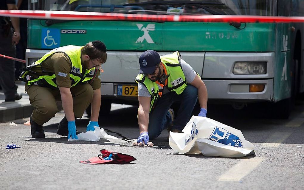 Israëlische politiemensen op de plek waar donderdag in Jeruzalem een man werd neergestoken. beeld EPA