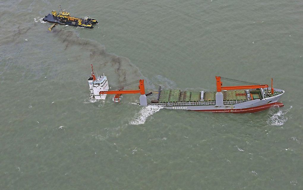 De olielekkage van de Flinterstar (onder) in de Noordzee en de Nederlandse olieverwijderaar Hebo-Cat 7 (bovenin), acht kilometer uit de kust van Zeebrugge. beeld AFP