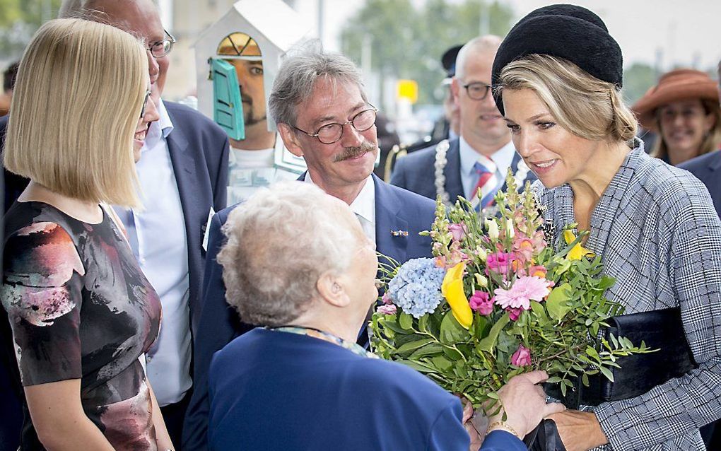 Koningin Máxima wordt in Utrecht begroet door de oudste en de jongste huurder bij aanvang van de Landelijke Huurdersdag. beeld ANP