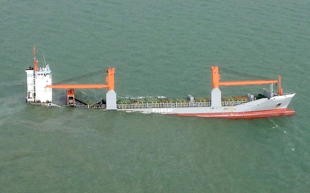 Het Nederlandse vrachtschip Flinterstar is gezonken op een zandbank voor de Belgische kust bij Zeebrugge na een aanvaring met een gastanker. Beeld ANP