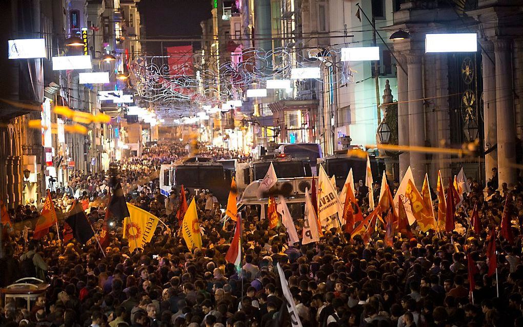 Tocht tegen het geweld in Ankara, zaterdagavond in Istanbul. Beeld EPA