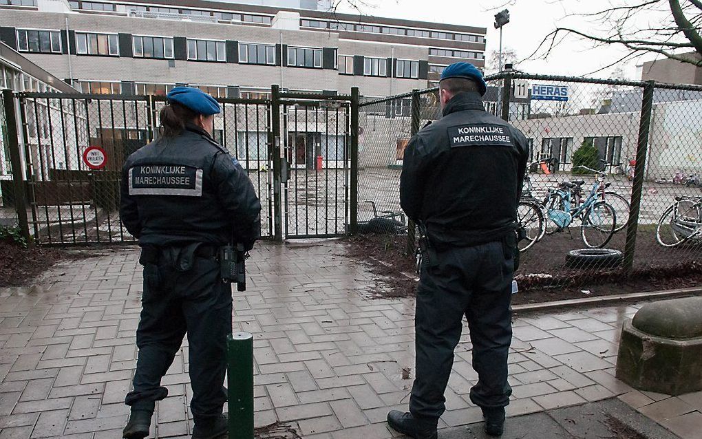 de Joodse basisschool Cheider in Amsterdam extra beveiligd door leden van de koninklijke marechaussee.  beeld Ronald Bakker