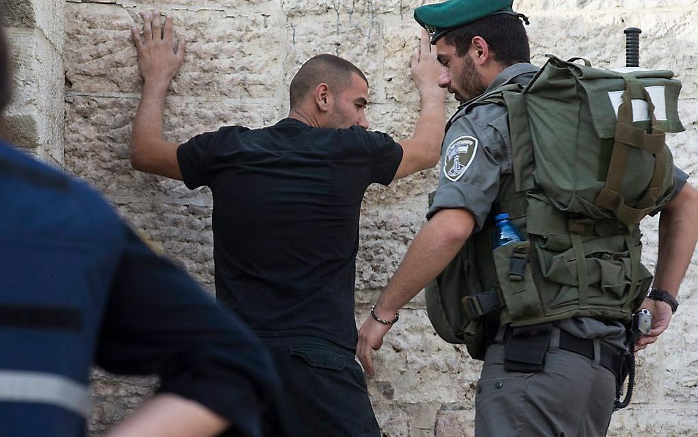 Een Palestijnse man werd dinsdag gecontroleerd voordat hij het oude centrum van Jeruzalem mocht binnengaan. Beeld EPA