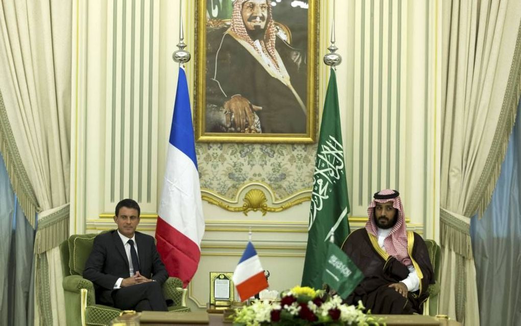 RIYAD. De Franse premier Manuel Vals (l) had deze week in Riyad een ontmoeting met de Saudische minister van Defensie Mohammed bin Salman. Hij lijkt momenteel de feitelijke heerser in Saudi-Arabië. beeld AFP