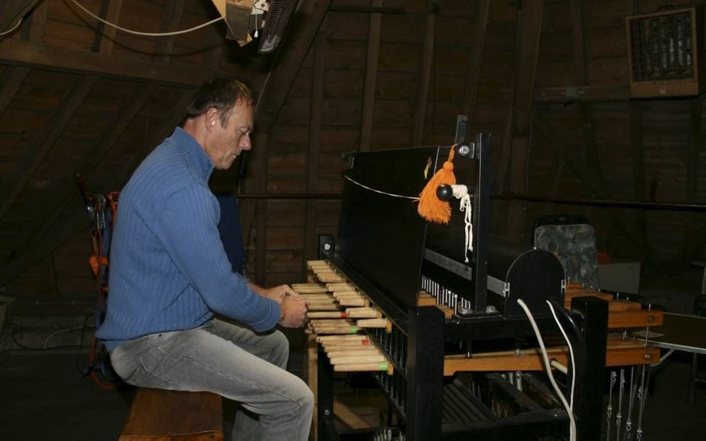 Sjoerd van Geuns (foto) nam het initiatief om in Vianen op zaterdagmiddag de klokken te gaan luiden. beeld André Bijl