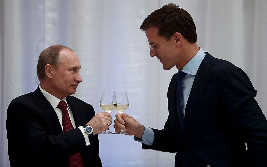 Toen alles nog goed was. De Russische president Poetin (l.) en de Nederlandse premier Rutte klonken op het begin van het Nederland-Ruslandjaar in 2013. De vriendschap tussen de landen ging echter als een nachtkaars uit. beeld ANP