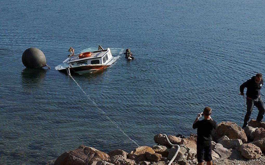 De gezonken migrantenboot. Zeven vluchtelingen kwamen om na een botsing met een schip van de Griekse kustwacht bij Lesbos. Beeld AFP