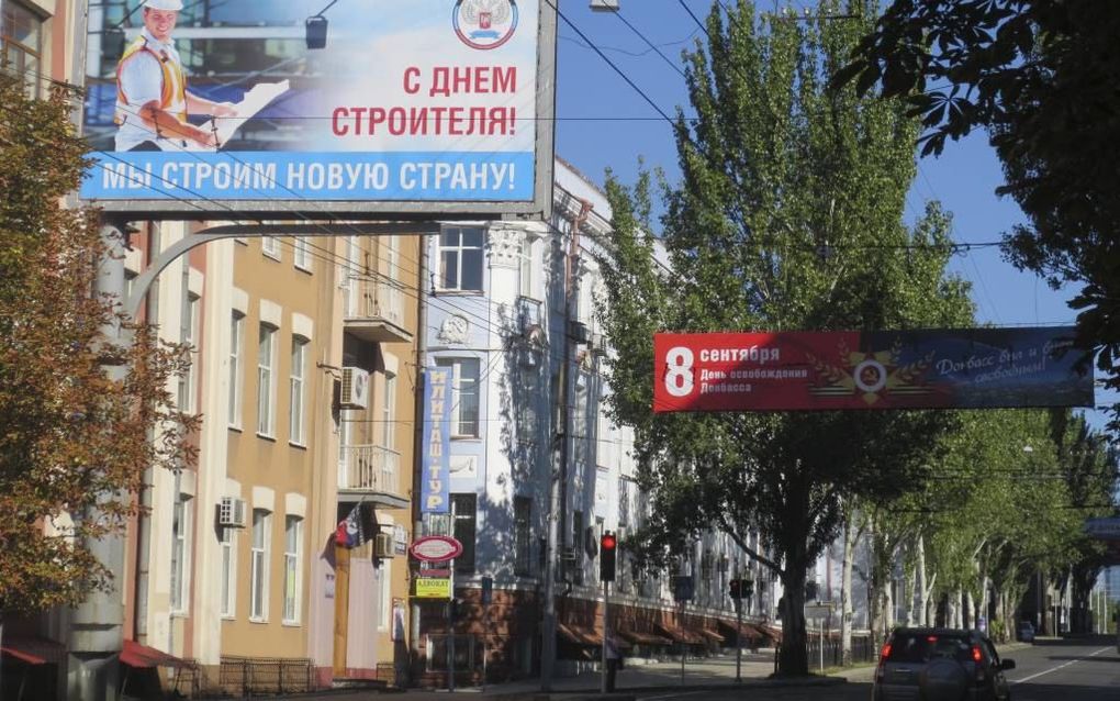 De billboards blijven optimistich: ”Wij bouwen een nieuw land", zegt deze. In werkelijkheid is de volksrepubliek Donetsk economisch sterk afhankelijk van Rusland. beeld Floris Akkerman