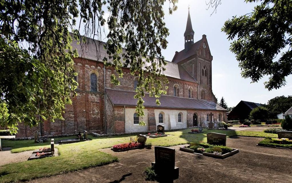 BEUSTER. De St. Nikolaaskerk in Beuster is een van de oudste bakstenen romaanse kerken ten noorden van de Alpen. De kerk heeft de typische kenmerken van een basiliek. beeld RD, Henk Visscher