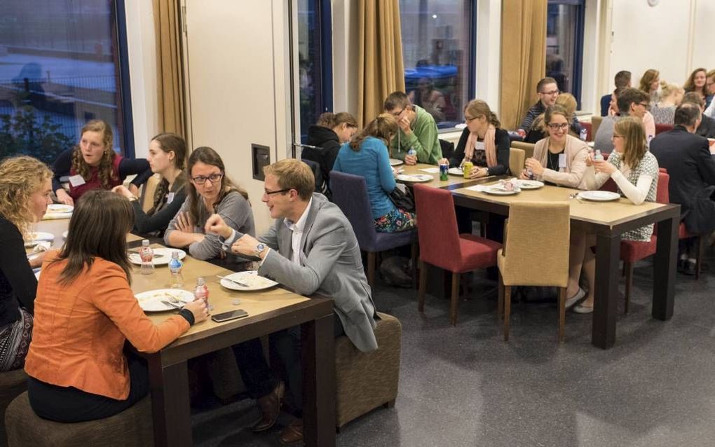 Pauze tijdens de studentenconferentie van de Hersteld Hervormde Jongeren Organisatie (HHJO), vrijdag in Gouda. Thema was van de bijeenkomst was: ”Duurzaamheid: ijdelheid?”. beeld Niek Stam