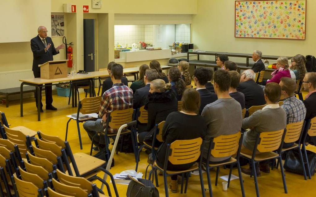 Mr. dr. J. T. van den Berg sprak zaterdag in Ede voor studenten van Solidamentum over ”Godsdienstvrijheid, een spanningsveld”. beeld André Dorst