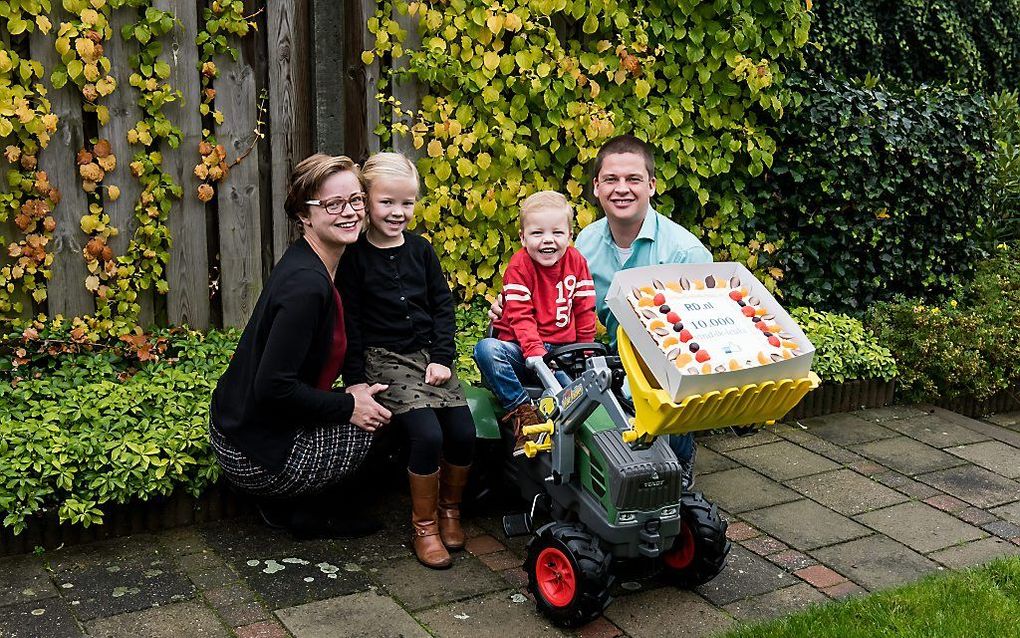 Als 10.000e volger van de Facebookpagina van het RD werd de familie Luytjes uit Rijssen maandagochtend verrast met gebak. beeld Jan van de Maat Fotografie